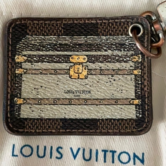 LOUIS VUITTON Porte Cure llystre
Trunk Charm Key Holder - Picture 8 of 10